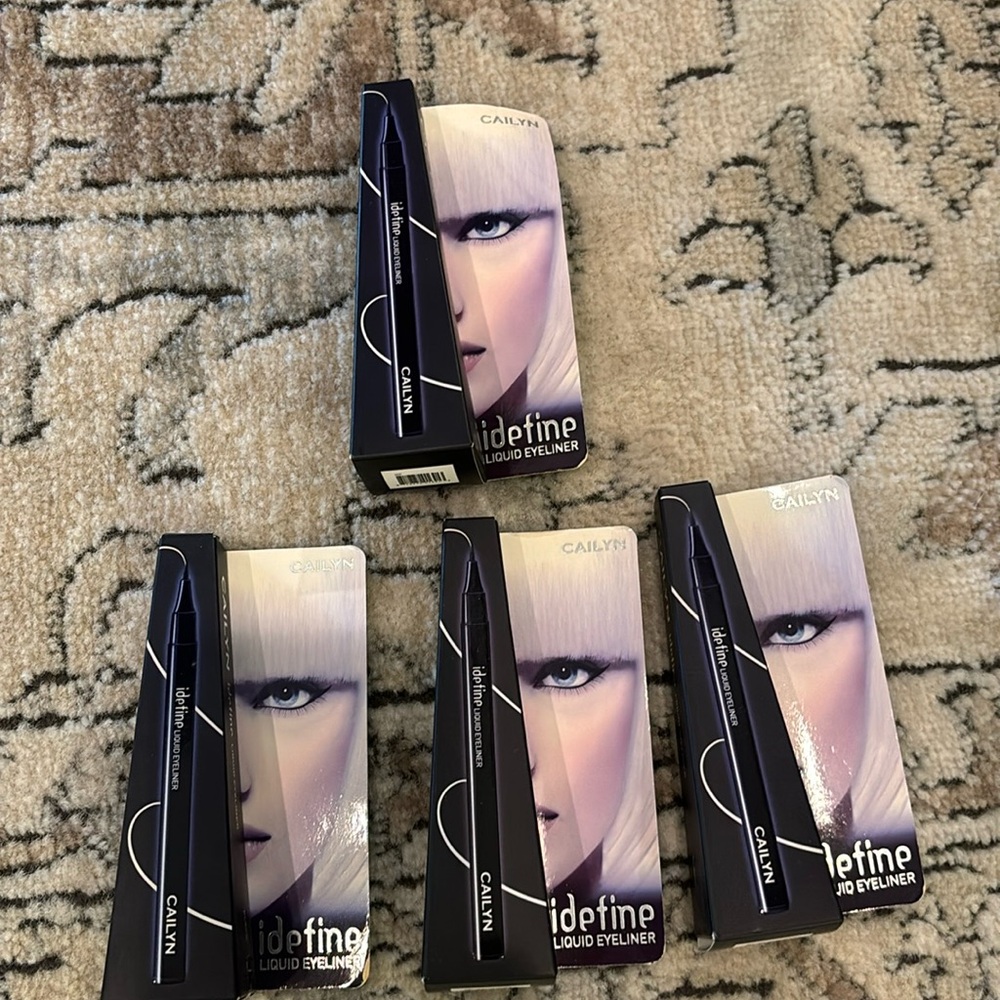 Liquid eye liner